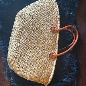 Neutral brown straw bucket bag